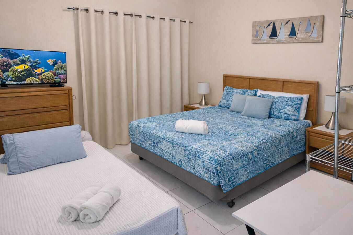 1 quarto, escrivaninha, ferros/tábuas de passar roupa, berço de viagem