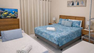 1 quarto, escrivaninha, ferros/tábuas de passar roupa, berço de viagem