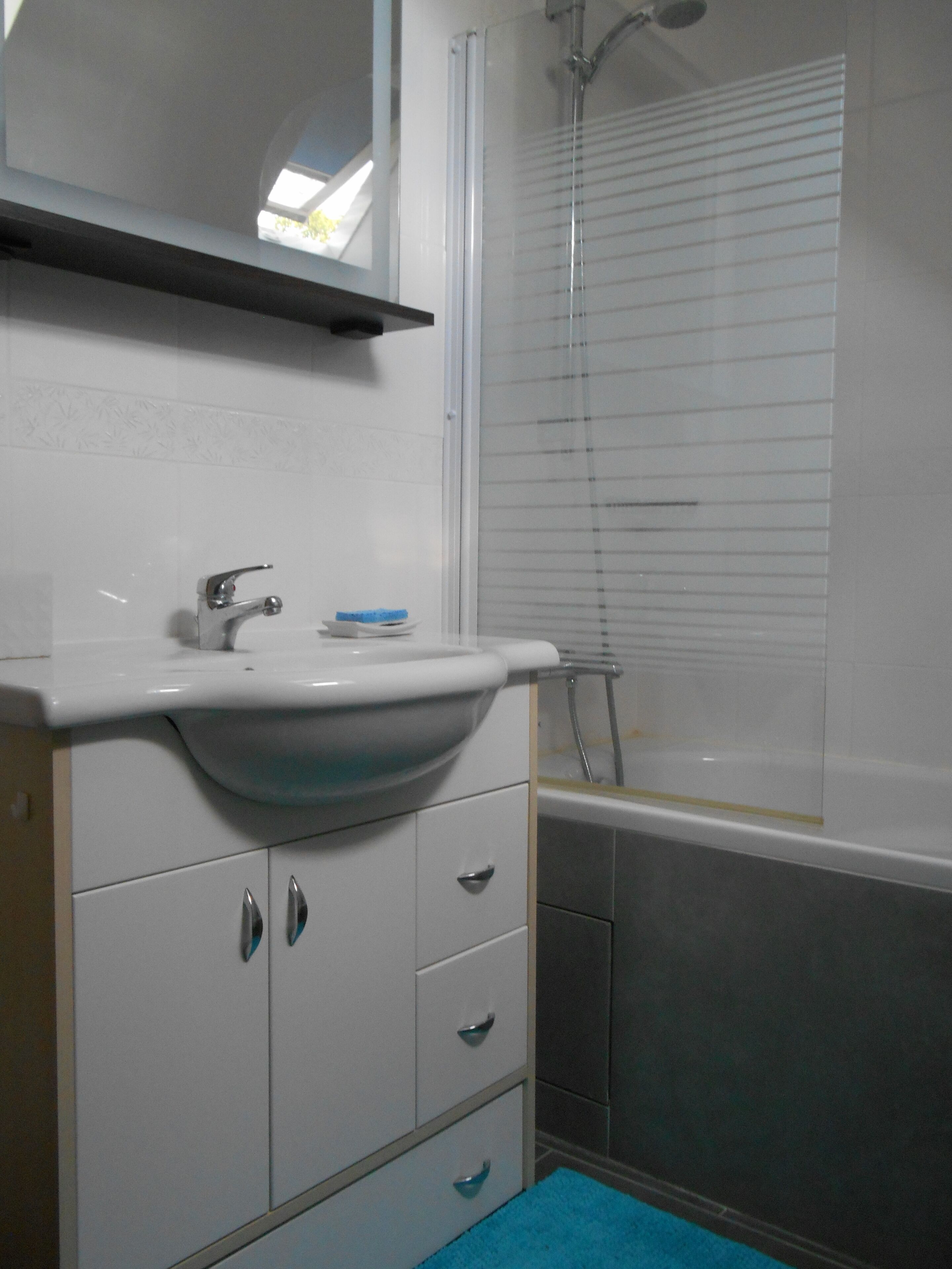 La salle de bain de la chambre de l'éatge