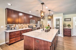 Fridge, microwave, stovetop, dishwasher - Lake Havasu Home w/ Pool, Near London Bridge! (Lake Havasu City)