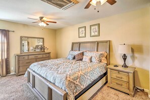 4 bedrooms, desk, iron/ironing board, Internet - Lake Havasu Home w/ Pool, Near London Bridge! (Lake Havasu City)