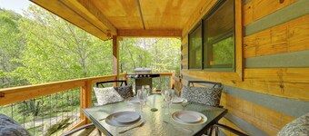 Bryson City Cabin w / Hot Tub & Deck - su 2+ acri!