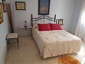 4 chambres, bureau, fer et planche à repasser, accès au Wi-Fi (inclus)