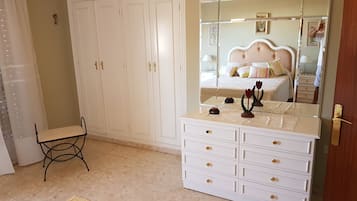 4 bedrooms, desk, iron/ironing board, free WiFi