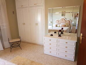 4 bedrooms, desk, iron/ironing board, free WiFi