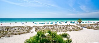 Slap af på din private strandbalkon.  Frisk og komfortabel.  Stor familie værdi!