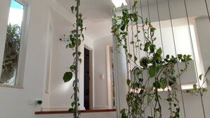 Una escalera de madera con una planta colgante.