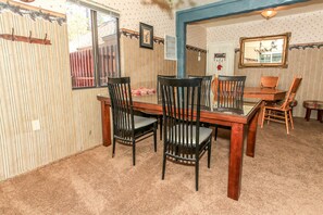 Hytte, 4 soverom | Spiseområde på rommet