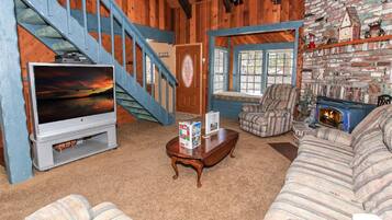Cabin, 4 phòng ngủ | Khu phòng khách | TV, lò sưởi, đầu đĩa DVD