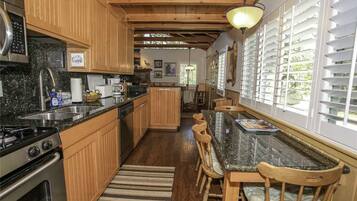 Full-size fridge, microwave, oven, stovetop