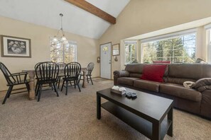 Living area - Karins Cottage (Big Bear Lake)
