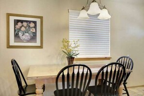In-room dining - Karins Cottage (Big Bear Lake)