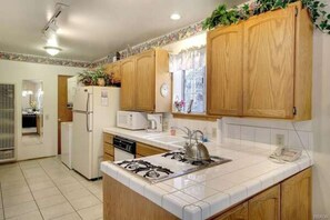 Cabaña, 2 habitaciones, para no fumadores | Cocina privada | Cafetera y tetera, refrigerador, microondas y horno 