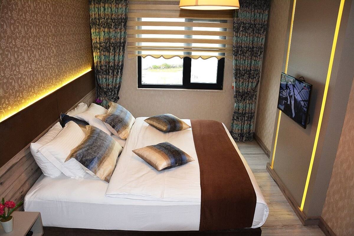 Premium bedding, minibar, desk, soundproofing