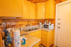 Cabana, 2 quartos, para não fumantes | Cozinha privada | Cafeteira/chaleira, geladeira, micro-ondas, cooktop