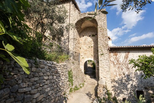 LE ROCCHE - Under the Castle, SMERALDO Apartment with SPA and Black River View