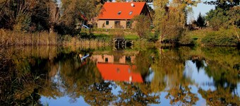 Maison moderne pour discerner sur le lac dans le Mecklembourg idylle