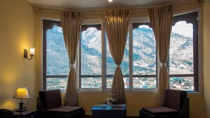 Mountain View Deluxe King Bed