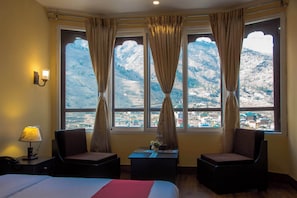 Mountain View Deluxe King Bed | 1 makuuhuone, tallelokero huoneessa, yksilöllisesti kalustettu