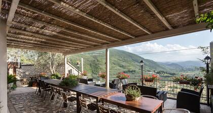 LE ROCCHE - Under the Castel, AMETISTA Apartment with SPA and Black River View