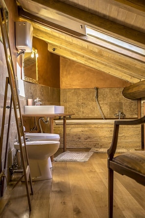 Ensemble baignoire-douche, séchoir à cheveux, bidet