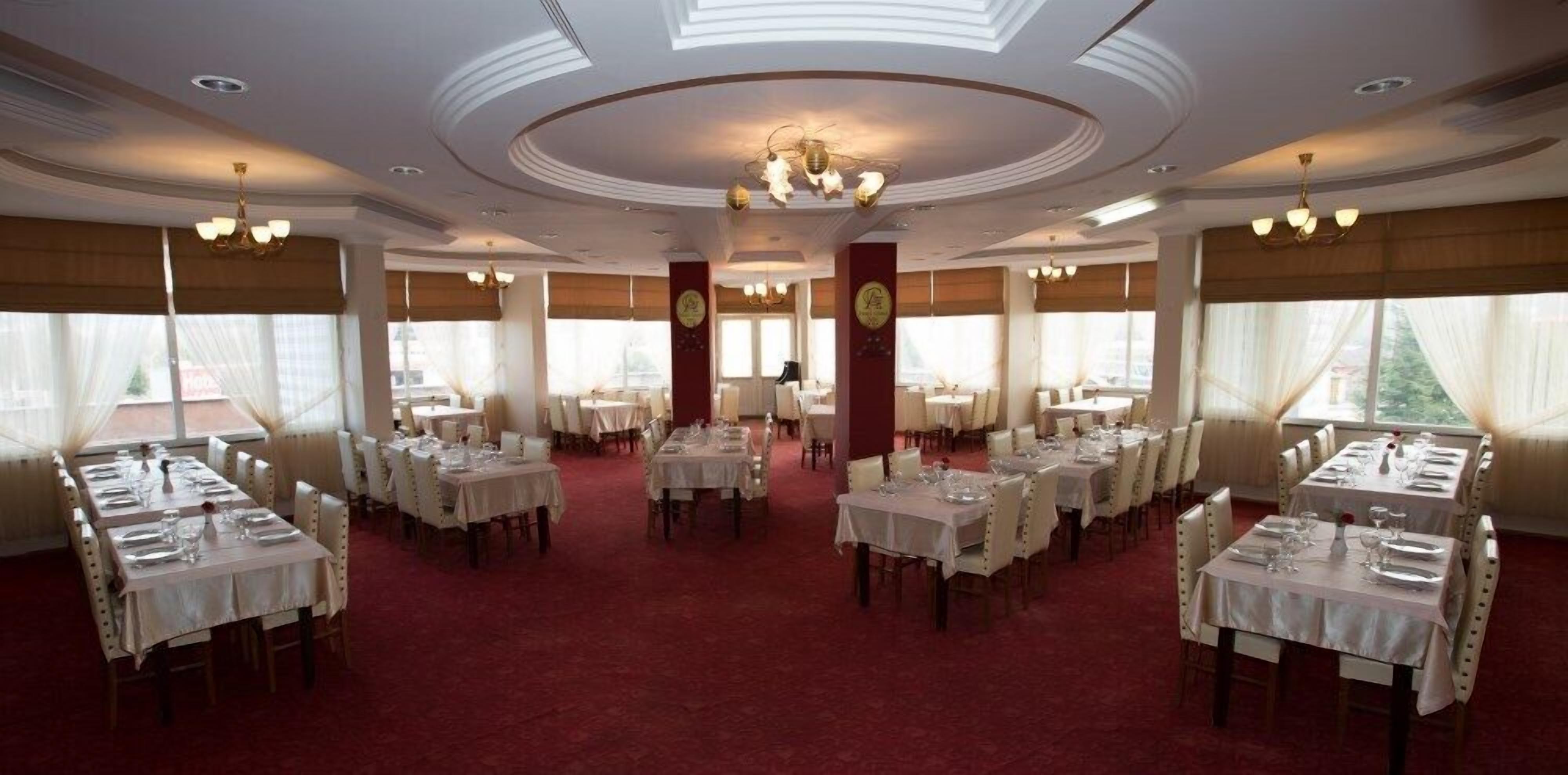 2 من المطاعم، حيث تُقدم وجبات الإفطار، الغداء، العشاء، الأطباق المحلية