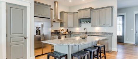 Full-size fridge, microwave, stovetop, dishwasher