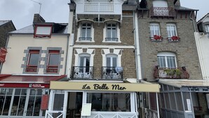 Ein Gebäude mit einem Schild, auf dem „La Belle Mer“ steht, im Erdgeschoss.