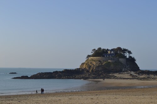 Apartment on the harbor facing the sea.<br>Large living area, 