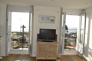Smart-TV, Bücher, Stereoanlage