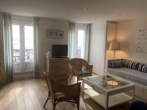 Smart-TV, Bücher, Stereoanlage