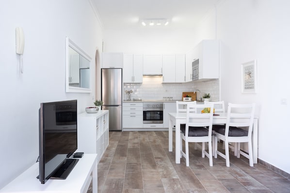 Réfrigérateur, four à micro-ondes, un four, surface de cuisson