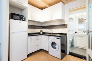 Frigorífico, microondas y horno