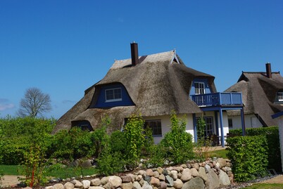 Family-friendly house under thatch for 6 people + 1 child, pets allowed