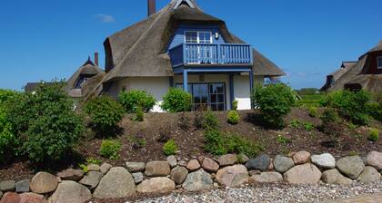Family-friendly house under thatch for 6 people + 1 child, pets allowed