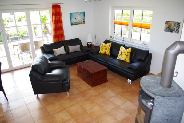 Fernseher, Kamin, DVD-Player, Stereoanlage