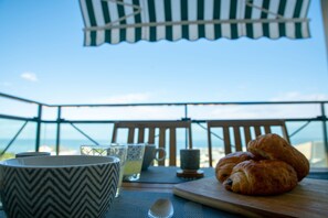 Outdoor dining - Ti'Sam, superb apartment, breathtaking views of the ocean, and pool (Saint-Gilles les Bains)