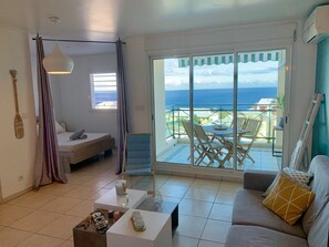 TV - Ti'Sam, superb apartment, breathtaking views of the ocean, and pool (Saint-Gilles les Bains)