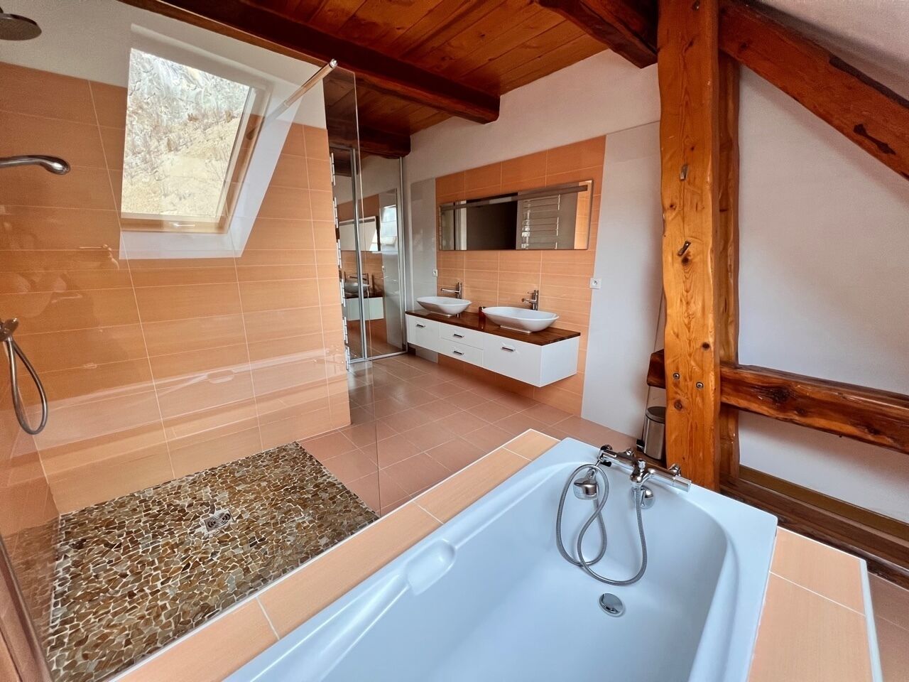 Ensemble douche/baignoire, sèche-cheveux