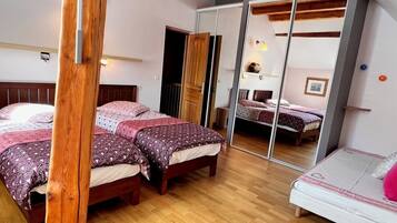 4 chambres, fer et planche à repasser, lit parapluie, Wi-Fi gratuit