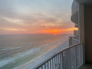 Ein Balkon mit Blick auf den Ozean bei Sonnenuntergang.