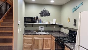 Geladeira, micro-ondas, fogão, cafeteira/chaleira