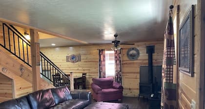 The Antler Luxury Cabin! Cooke City, at the entrance of Yellowstone's NE Gate and Lamar Valley