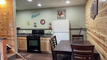 Geladeira, micro-ondas, fogão, cafeteira/chaleira