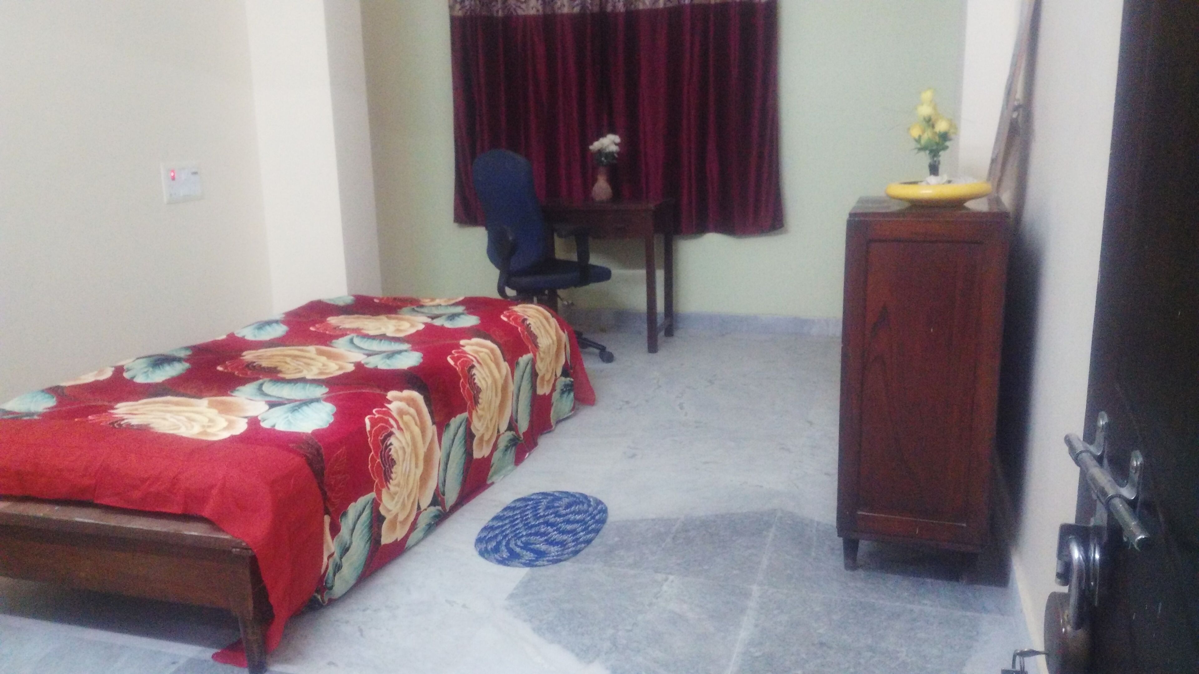 2 bedrooms, iron/ironing board, internet, bed sheets