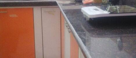 Micro-ondes, batterie de cuisine, vaisselle et ustensiles