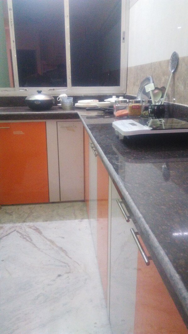 Microwave, cookware/dishes/utensils - Comfortable home stay in a quiet neighborhood (Howrah)