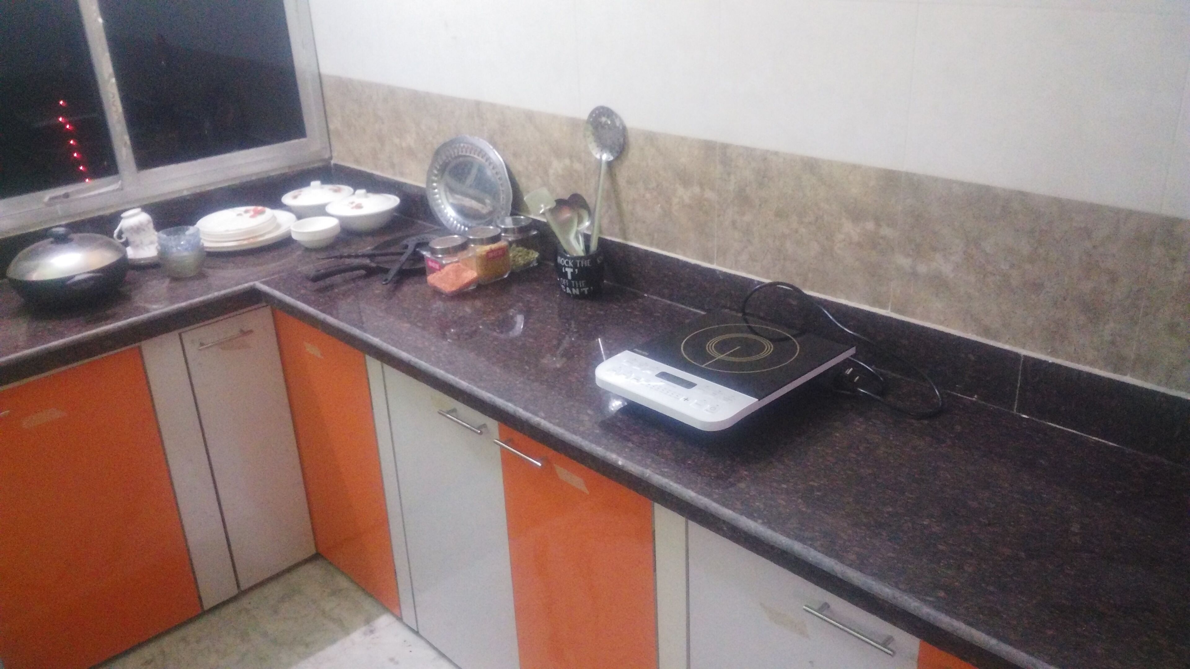 Microwave, cookware/dishes/utensils