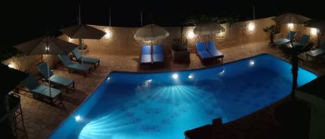 Utendørsbasseng, bassengparasoller og solsenger