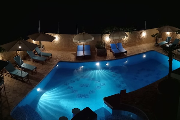 Kolam renang outdoor, dengan payung kolam renang dan kursi berjemur